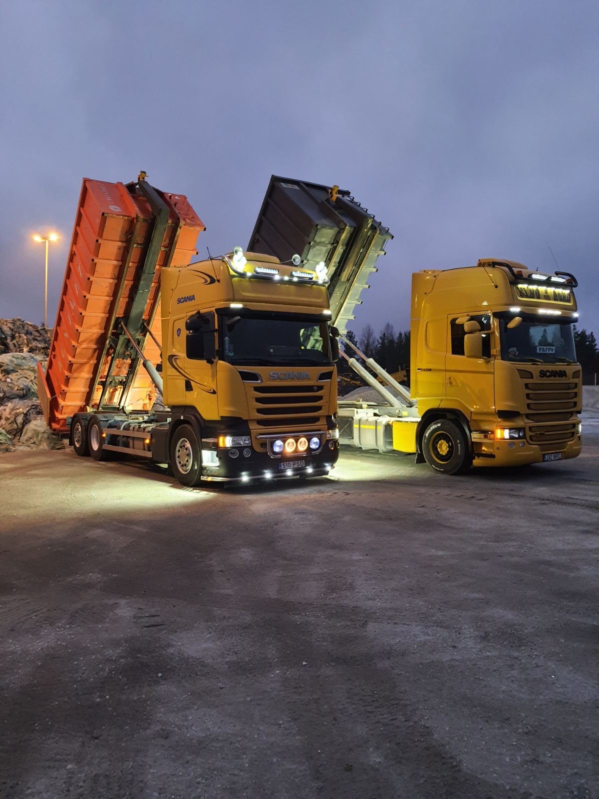 Volvo veok öisel teel vihmas